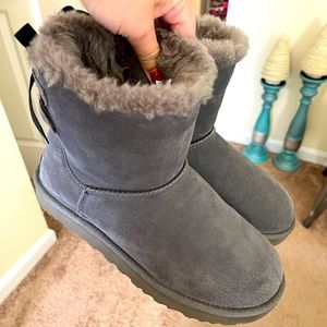 UGG Bailey Bow Size 6